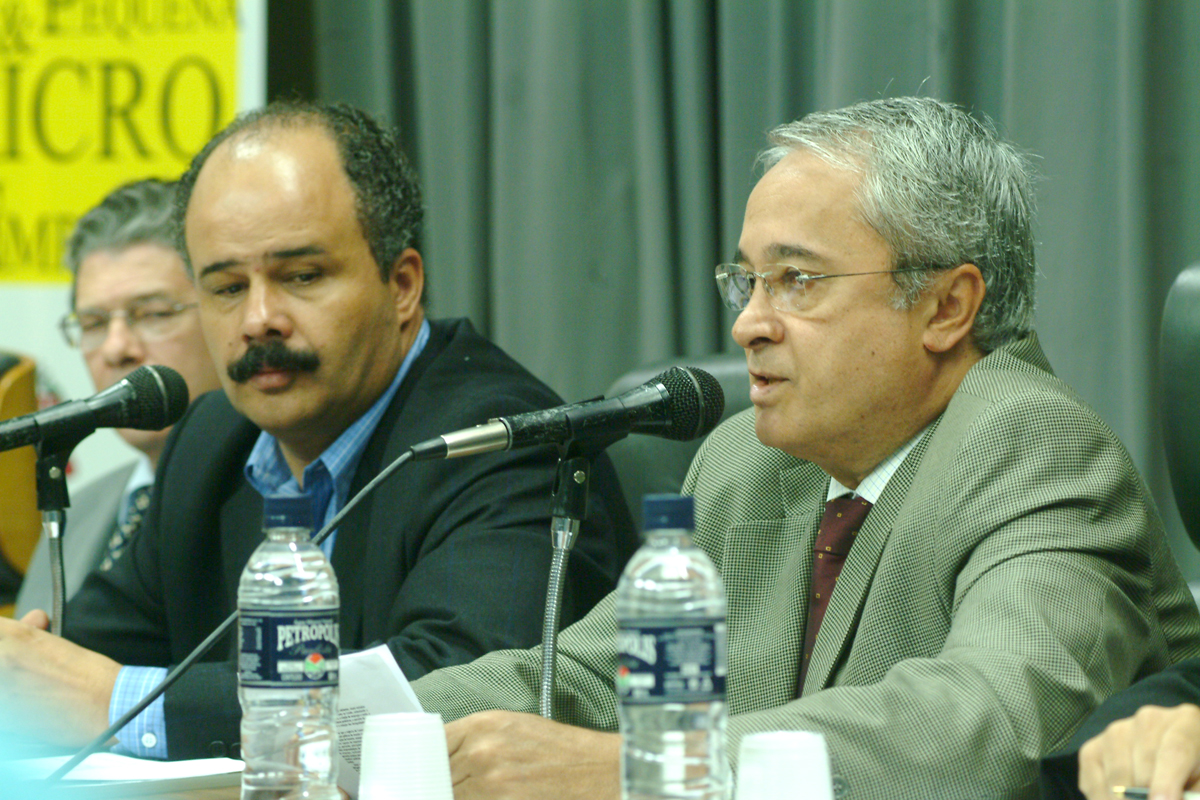 Deputado Vicente Cândido e representantes de entidades de empresarios e trabalhadores<a style='float:right;color:#ccc' href='https://www3.al.sp.gov.br/repositorio/noticia/03-2008/microempresa candido e jairo01rob.jpg' target=_blank><i class='bi bi-zoom-in'></i> Clique para ver a imagem </a>